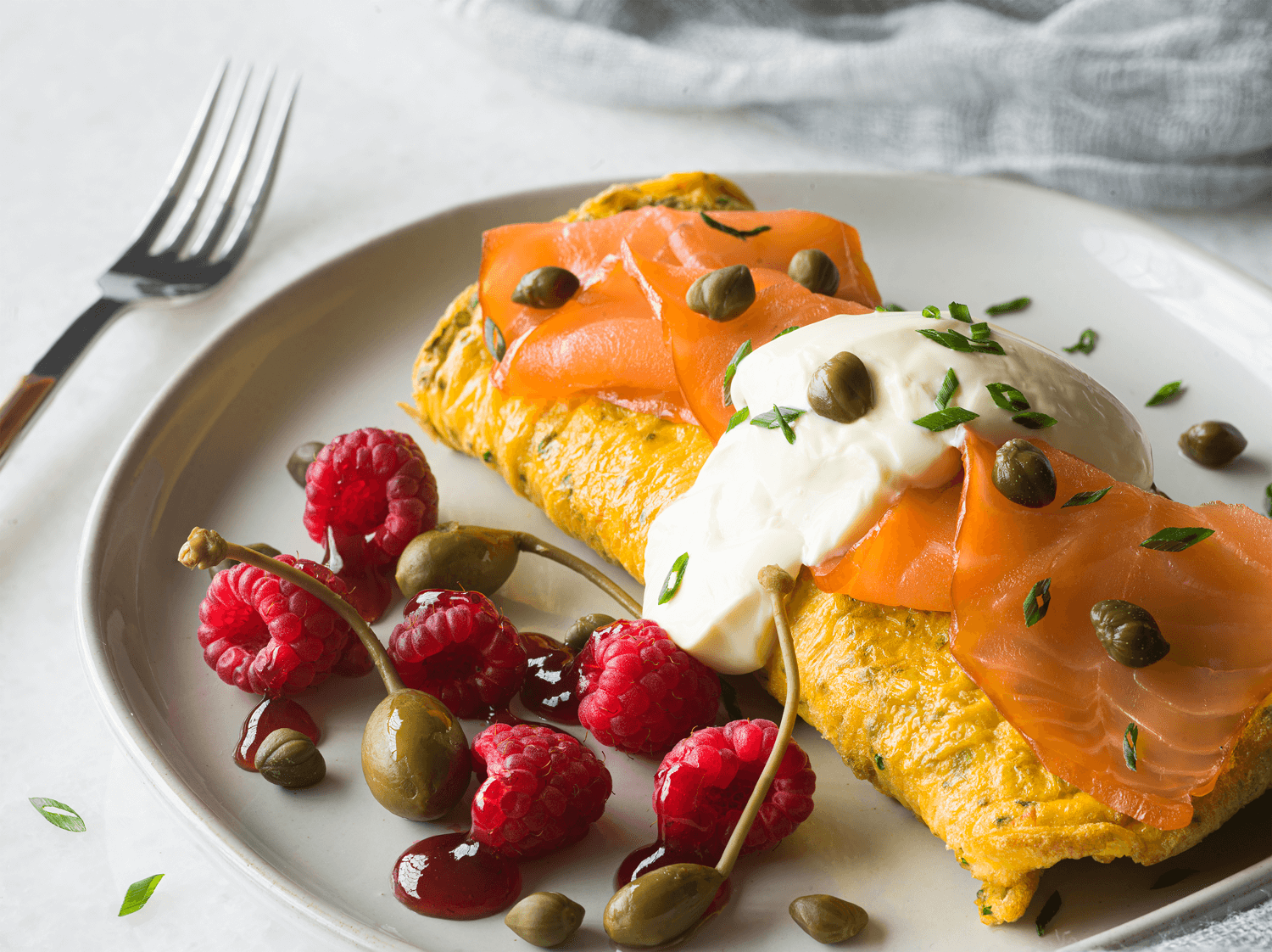 Omelette con salmón y frambuesas - Revista Maxi Online